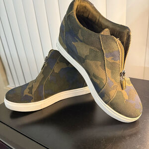 Blondo Glenda Waterproof Wedge Sneakers Camo B3501905 Women's 7.5M